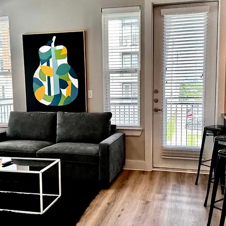 Upscale 2 Bed Apt Pool & Gym
